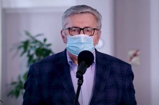 Tomasz Kowalczewski, czwarty dyrektor Trójki za rządów PiS, zasłynął skasowaniem notowania Listy Przebojów Marka Niedźwieckiego, w której wygrała piosenka Kazika "Twój ból jest lepszy niż mój".