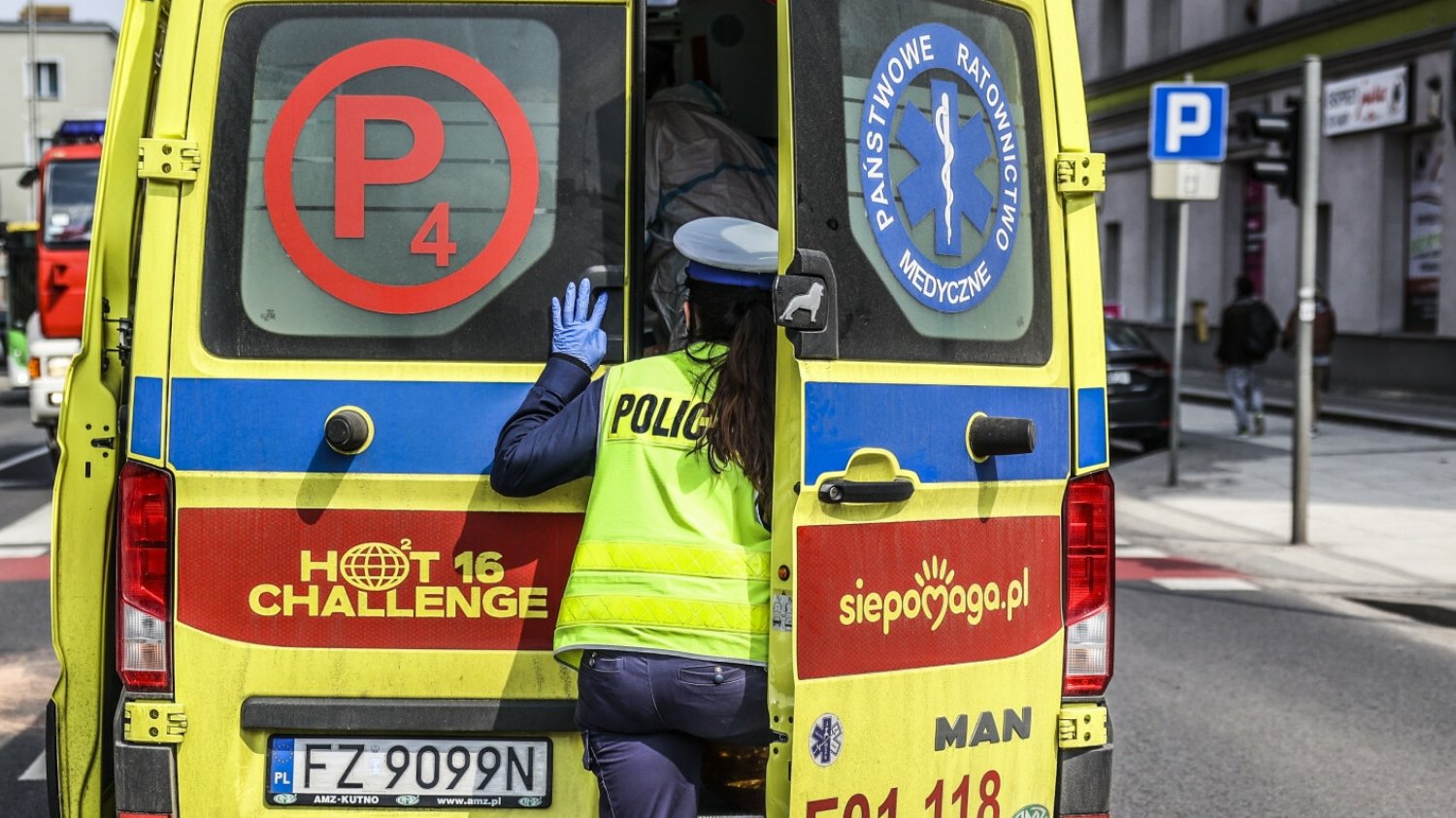 "Z impetem wjechało w niego auto". Media dotarły do świadka tragedii w Inowrocławiu.
