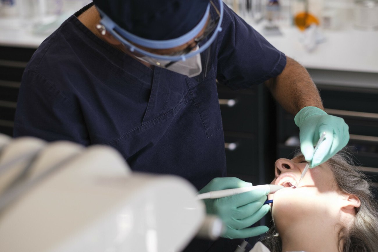 Większość z nas chodzi do dentysty prywatnie. Przez lata przyzwyczajano nas, że tak powinno być