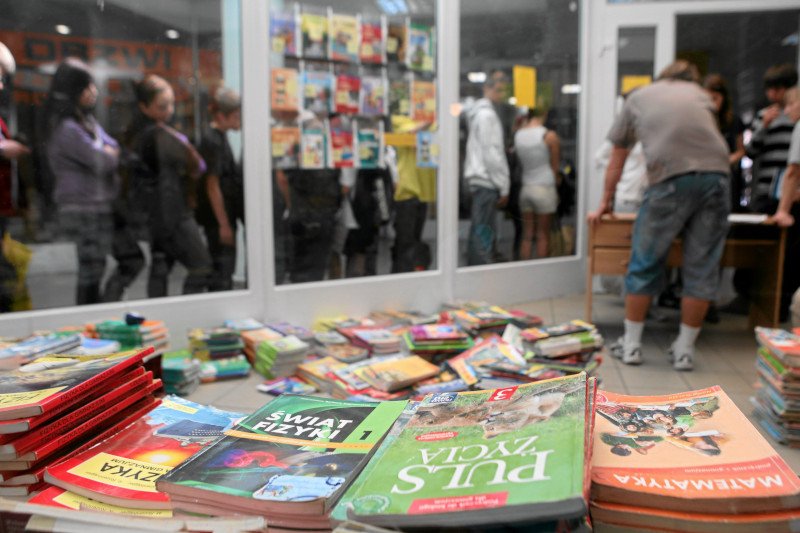 Rynek używanych podręczników zawsze kwitł, ale w tym roku – i przez najbliższe cztery lata – ósmoklasiści nie będą mogli z niego skorzystać. Rodzice liczą koszty zakupu nowych książek. Zdjęcie ilustracyjne – jeszcze z czasów gimnazjum.