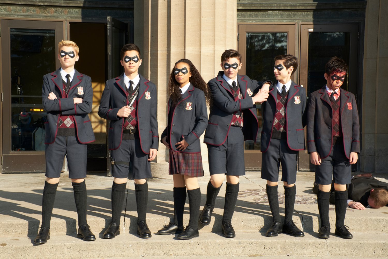 "The Umbrella Academy" to serial o dysfunkcyjnej rodzinie superbohaterów, która musi stawić czoło nadciągającej apokalipsie