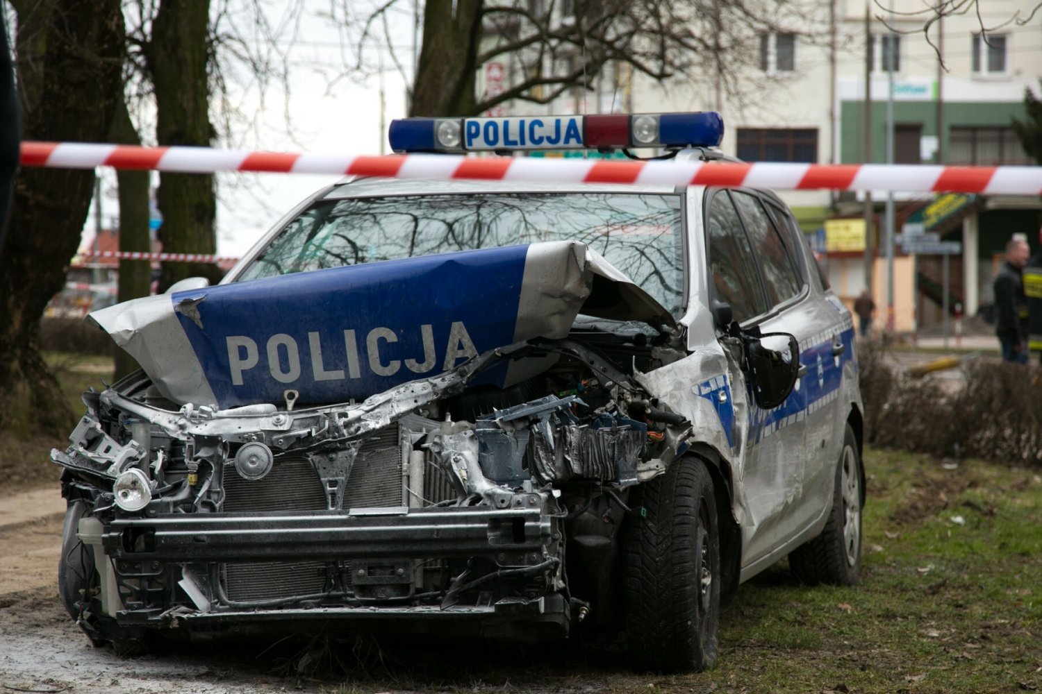 Rozbity radiowóz. Zdjęcie ilustracyjne.