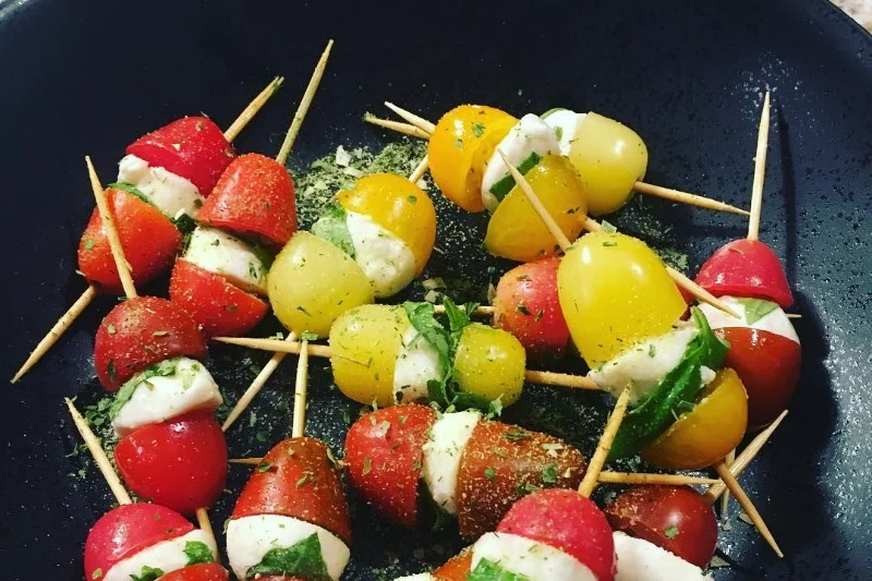 Mozarella i pomidorki to świetny pomysł na przekąskę