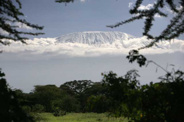 Na Kilimandżaro rocznie wspina się 100 tys. turystów.