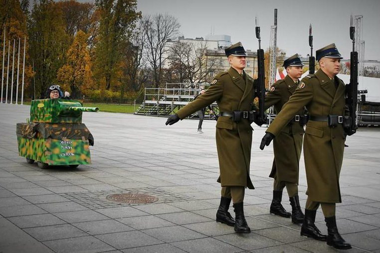 Happening z papierowym czołgiem zorganizowała Lotna Brygada Opozycji.