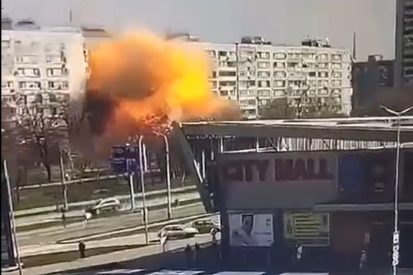 Atak terrorystyczny Rosjan na Zaporożu. Rakieta uderzyła w blok mieszkalny.