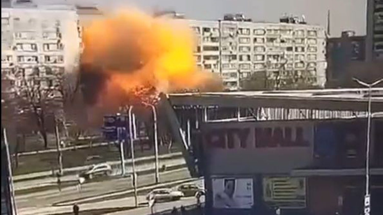 Atak terrorystyczny Rosjan na Zaporożu. Rakieta uderzyła w blok mieszkalny.