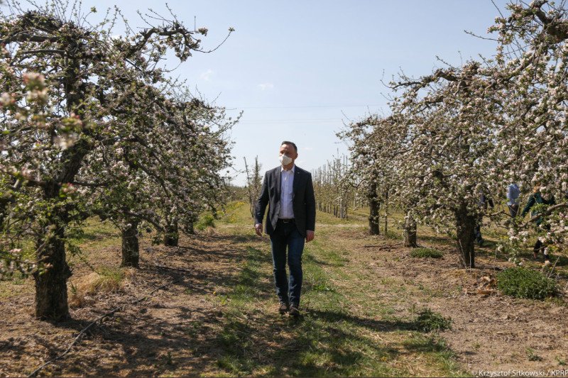 Maseczka z ręcznika papierowego, którą nosi prezydent Andrzej Duda, wywołała internetowe dyskusje.