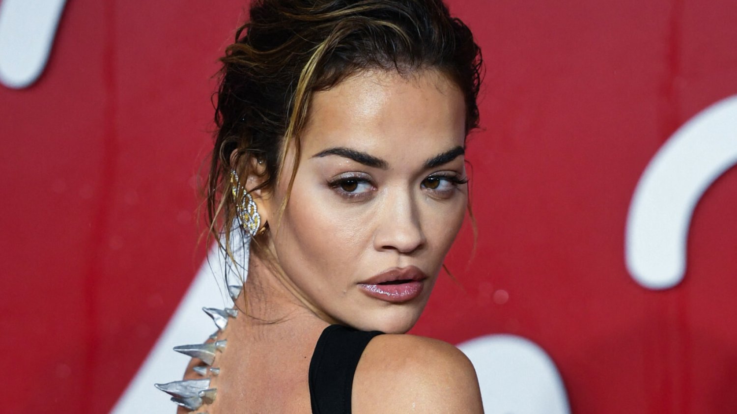 Rita Ora dołącza do ruchu #FreeTheNipple. Błyszczała w prześwitującej sukni