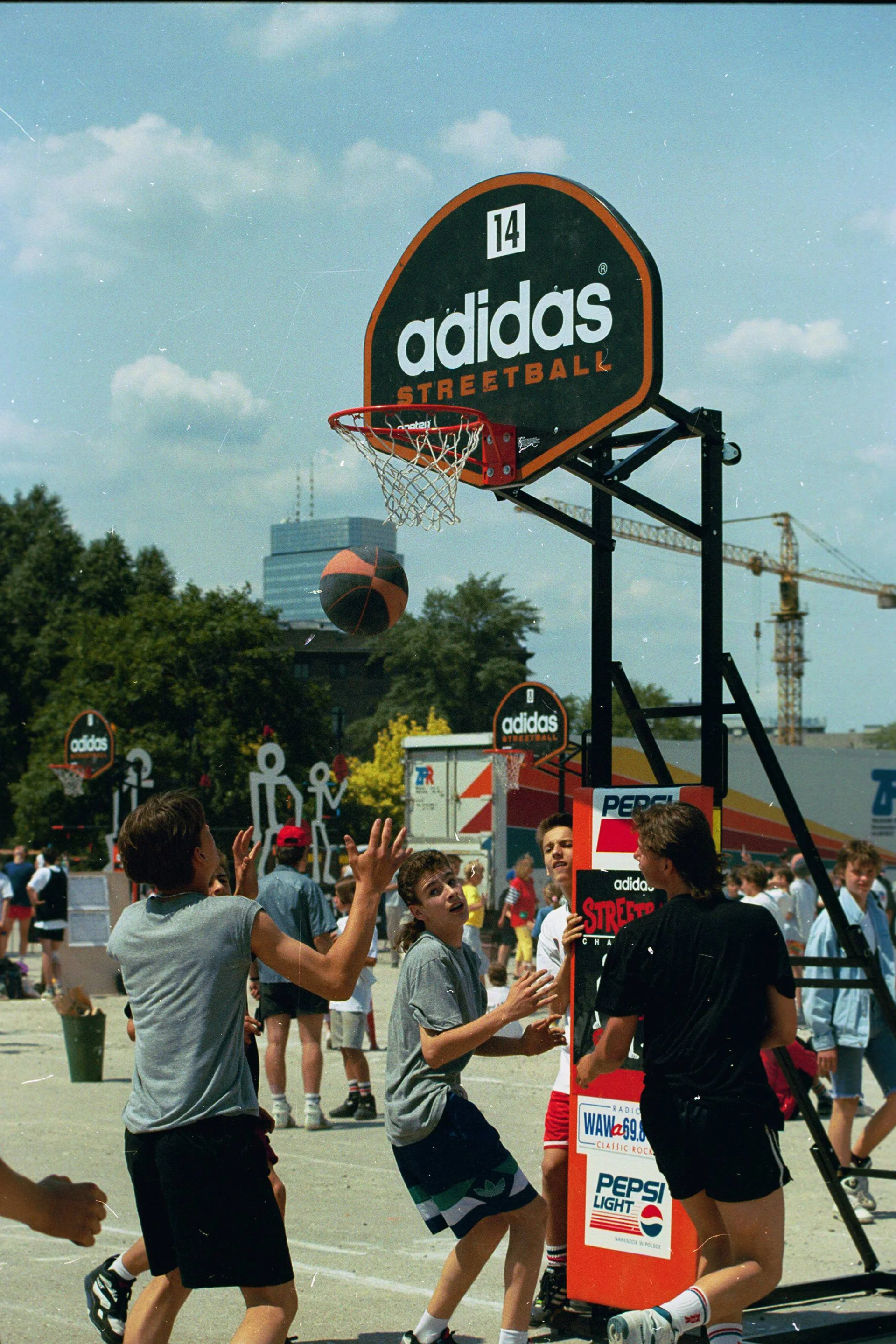 Turniej koszykówki w Warszawie w 1993 roku.