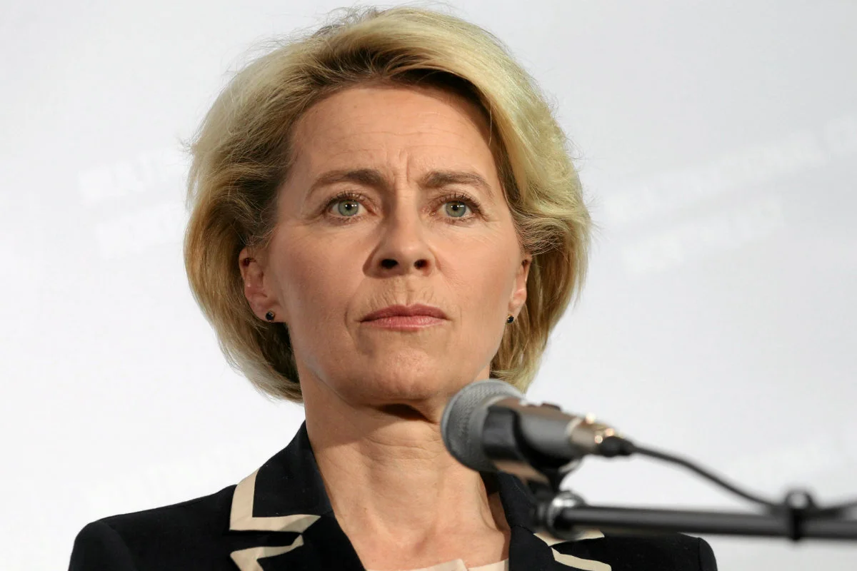 Ursula von der Leyen może odpłacić za poparcie PiS prestiżowym stanowiskiem dla Polaka.