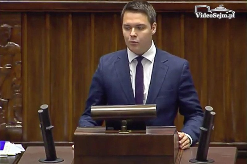 Poseł PiS Łukasz Rzepecki podczas punktowania ustawy o opłacie drogowej w paliwie. Karą jest odsunięcie ze stanowiska w sejmowej komisji.