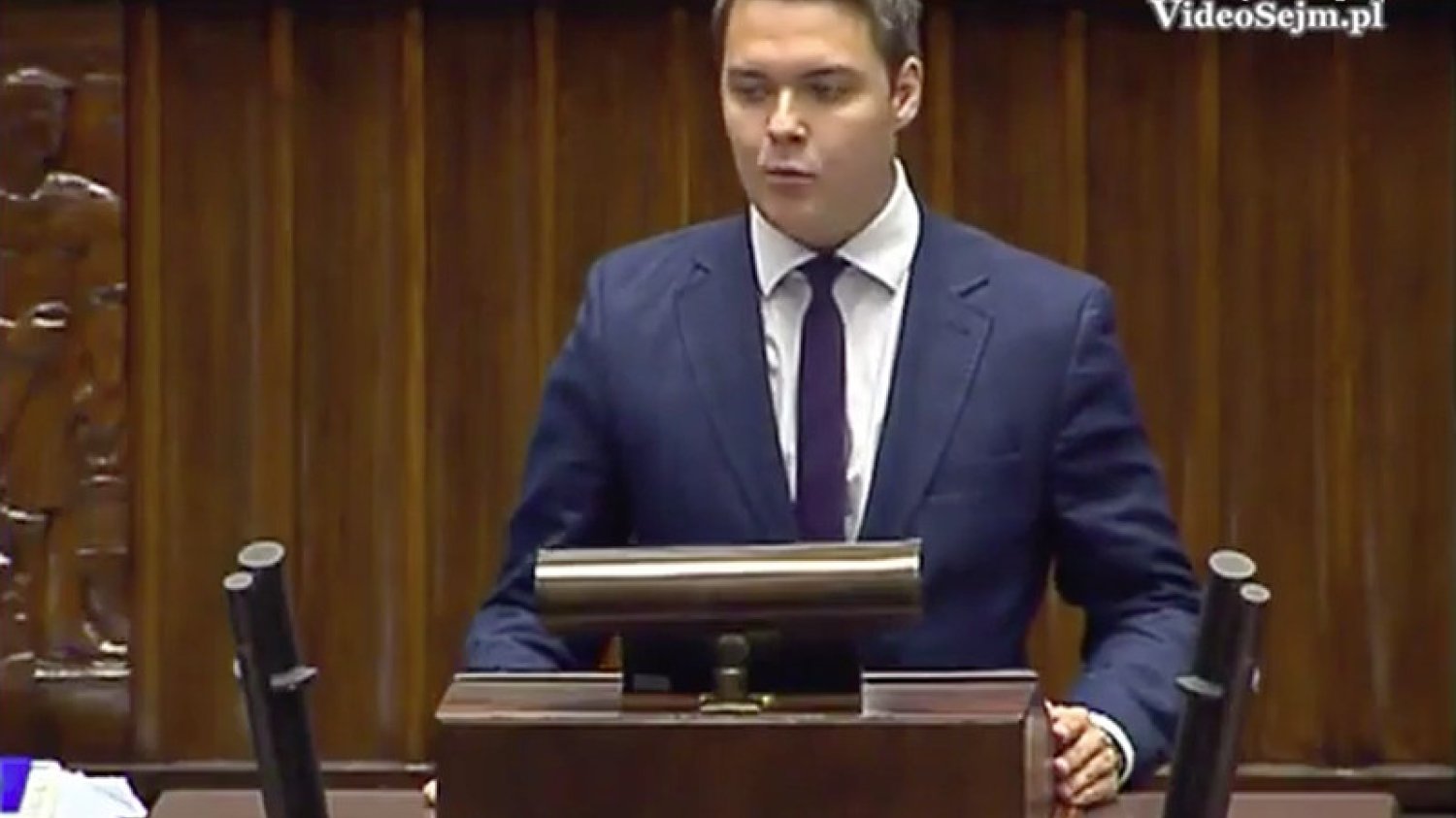 Poseł PiS Łukasz Rzepecki podczas punktowania ustawy o opłacie drogowej w paliwie. Karą jest odsunięcie ze stanowiska w sejmowej komisji.