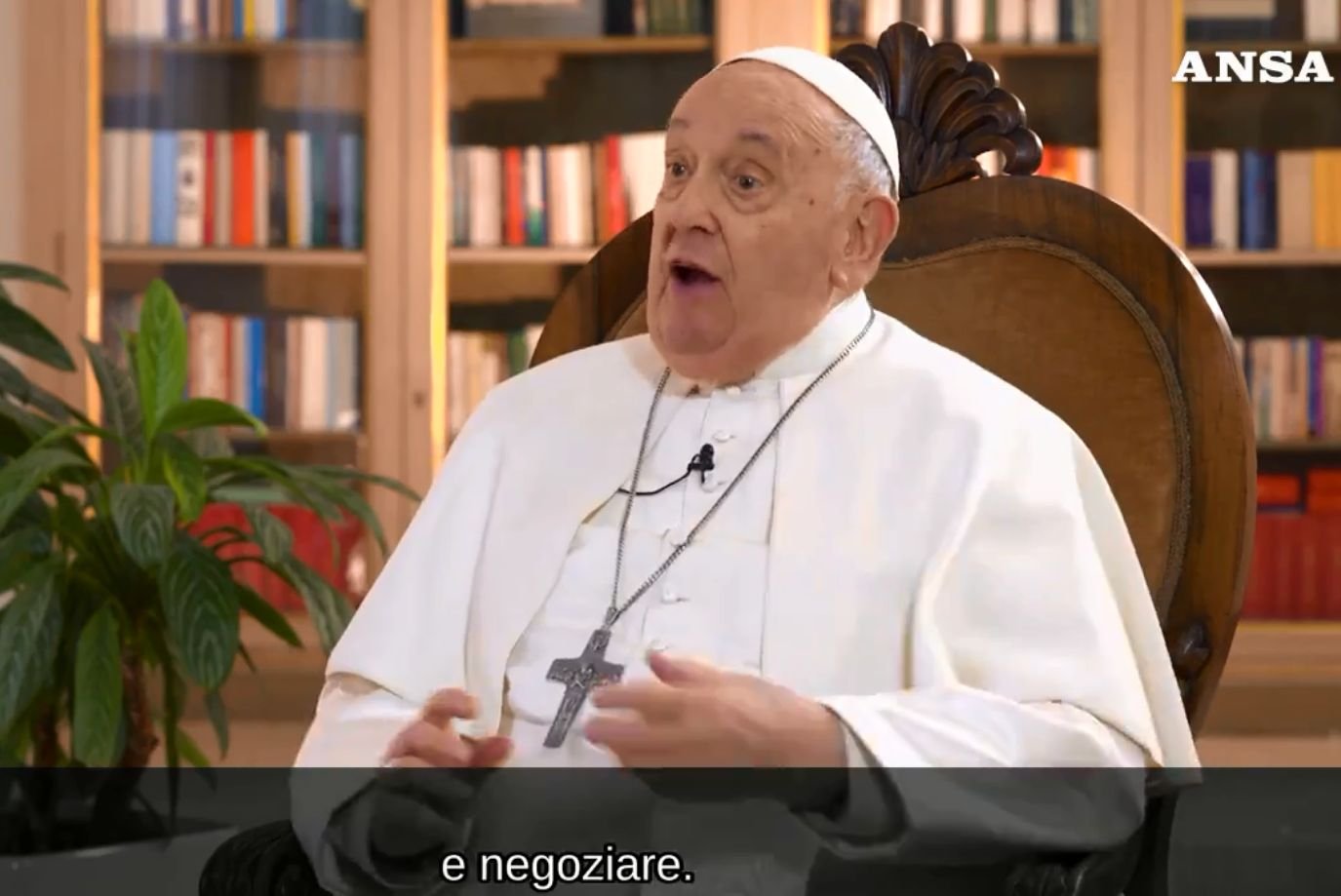 Papież Franciszek radzi Ukraińcom, by wywiesili białą flagę w wojnie z Rosją.