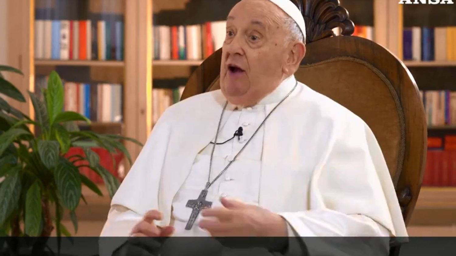 Papież Franciszek radzi Ukraińcom, by wywiesili białą flagę w wojnie z Rosją.