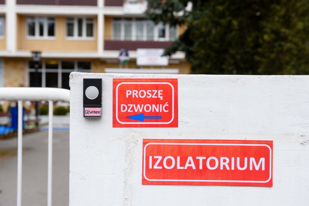 Po dwóch latach pandemii COVID-19 izolatoria nie są już potrzebne - stwierdziło ministerstwo zdrowia.
