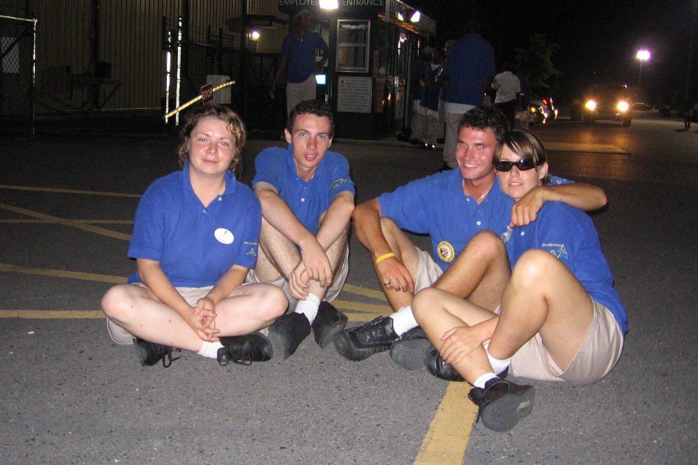 Polscy studenci podczas program Work & Travel w USA. Bohaterowie tekstu siedzą po prawej stronie.