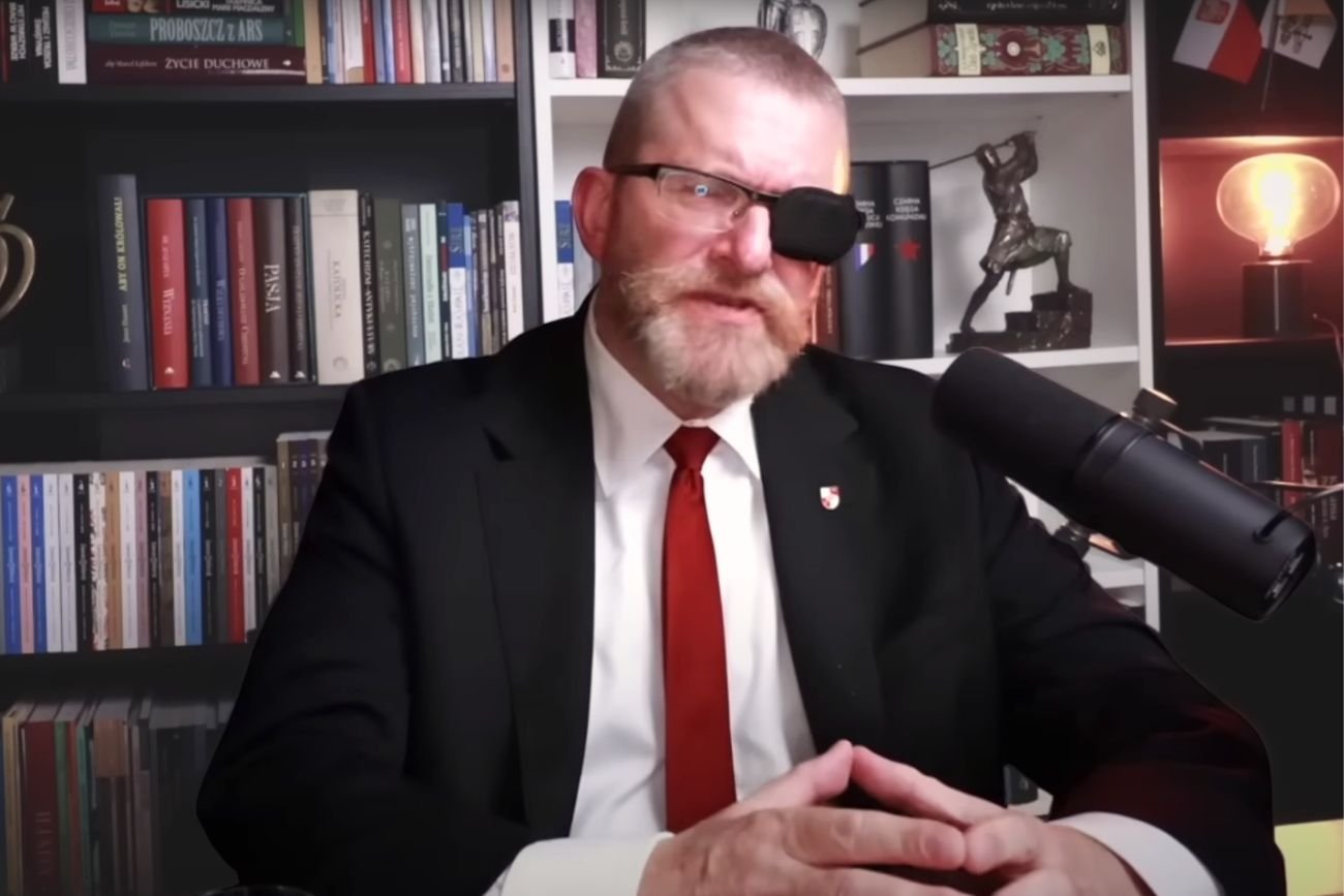 Grzegorz Braun zaskakuje czarną opaską na oku. Zdradził, co się stało