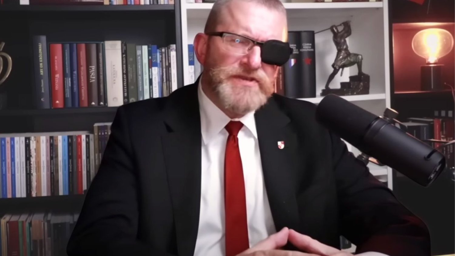 Grzegorz Braun z opaską na oku Grzegorz Braun