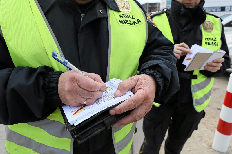 10 mandatów za jedno wykroczenie? Przegięcie! Straż Miejska w Warszawie chwali sobie nowy system. Kierowcy nie bardzo