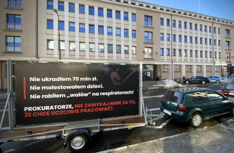 Senator porównał PiS do mafii. Laweta na ulicach Lublina z wymownym napisem.