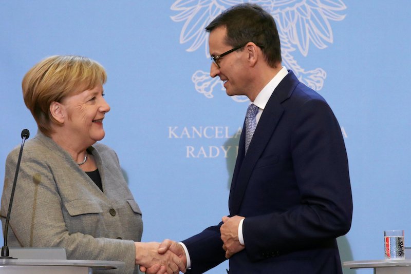 Mateusz Morawiecki dał prezent urodzinowy Angeli Merkel.