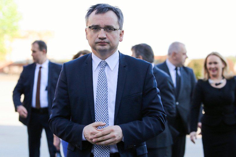 W kontaktach między krajami polska reforma sądów się sypie.