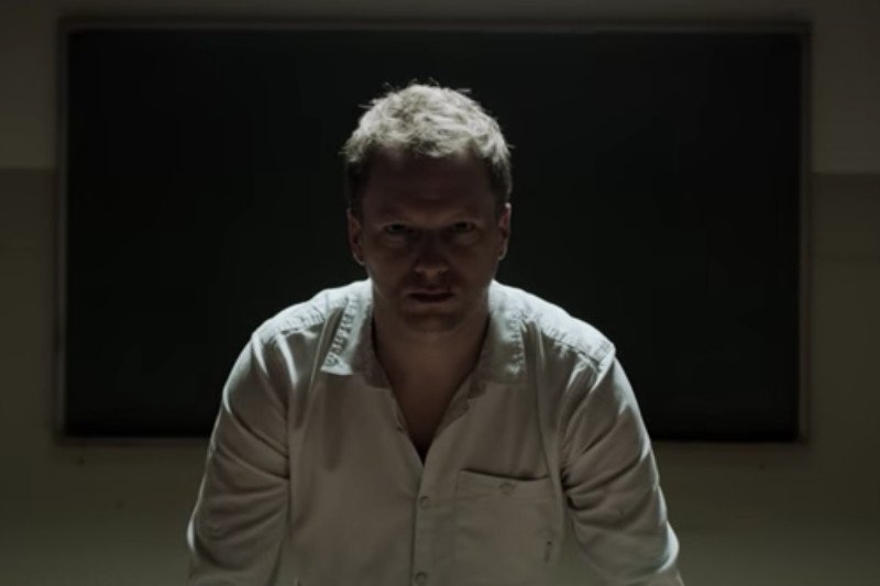 Maciej Stuhr tym razem w roli nauczyciela języka polskiego.