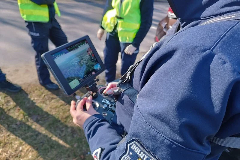Policja filmuje skrzyżowania ze znakiem STOP z drona. Kierowcy bezradni Jak stosować się do znaku STOP? Policja robi zdjęcia z dronów