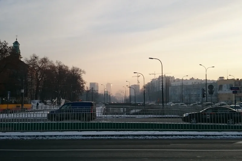 Widok na centrum w poniedziałek rano z warszawskiej Woli. To nie mgła, to smog