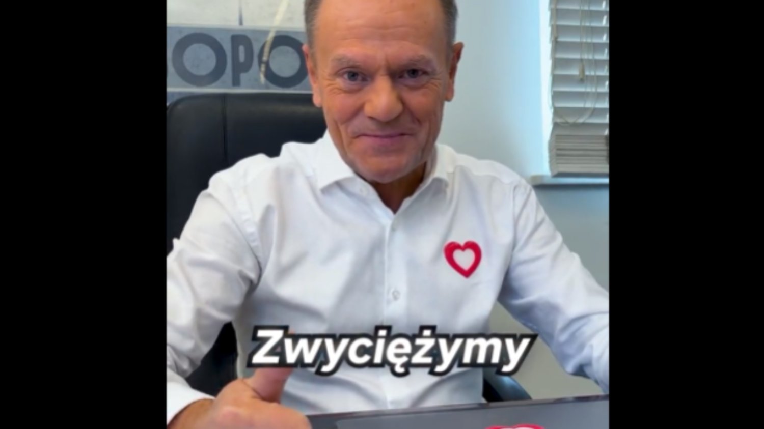 Tusk przez przypadek pokazał umowę koalicyjną. Jest nagranie.