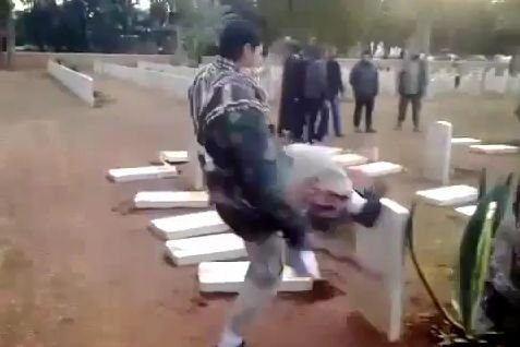 Wandale niszczyli nagrobki w świetle dnia