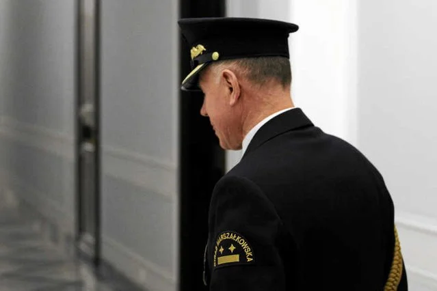 Straż Marszałkowska pilnuje, żeby tablica z "Układem Kaczyńskiego" nie pojawiała się w relacjach z Sejmu.