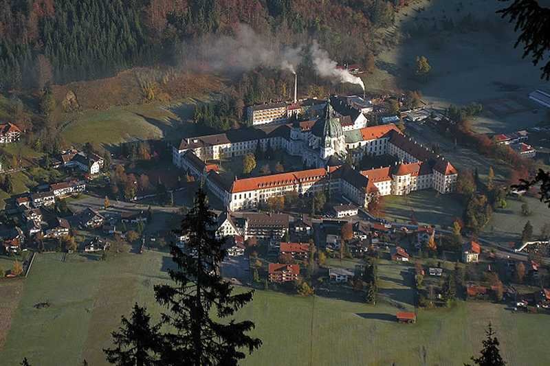 Kompleks klasztorny Ettal w Bawarii, w którym przed laty doszło do bicia i molestowania seksualnego uczniów.