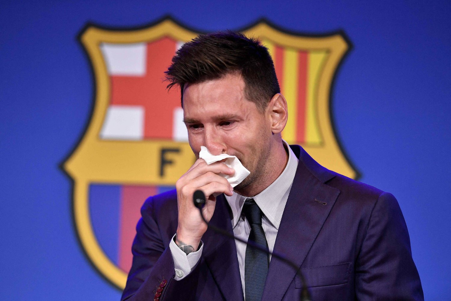 Lionel Messi zalał się łzami podczas konferencji prasowej w Barcelonie. To jego koniec w klubie