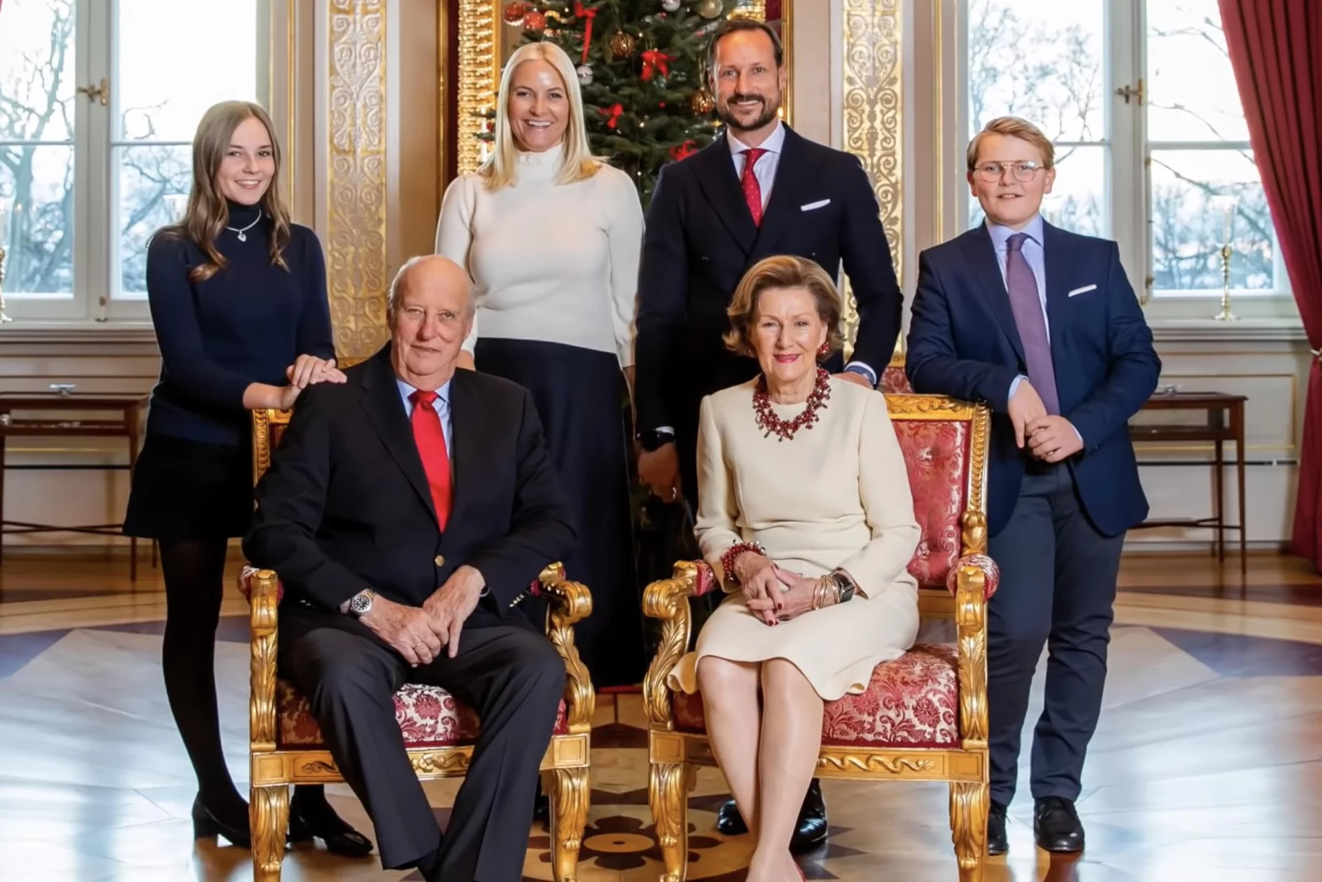 Norweska rodzina królewska w pełnej okazałości.