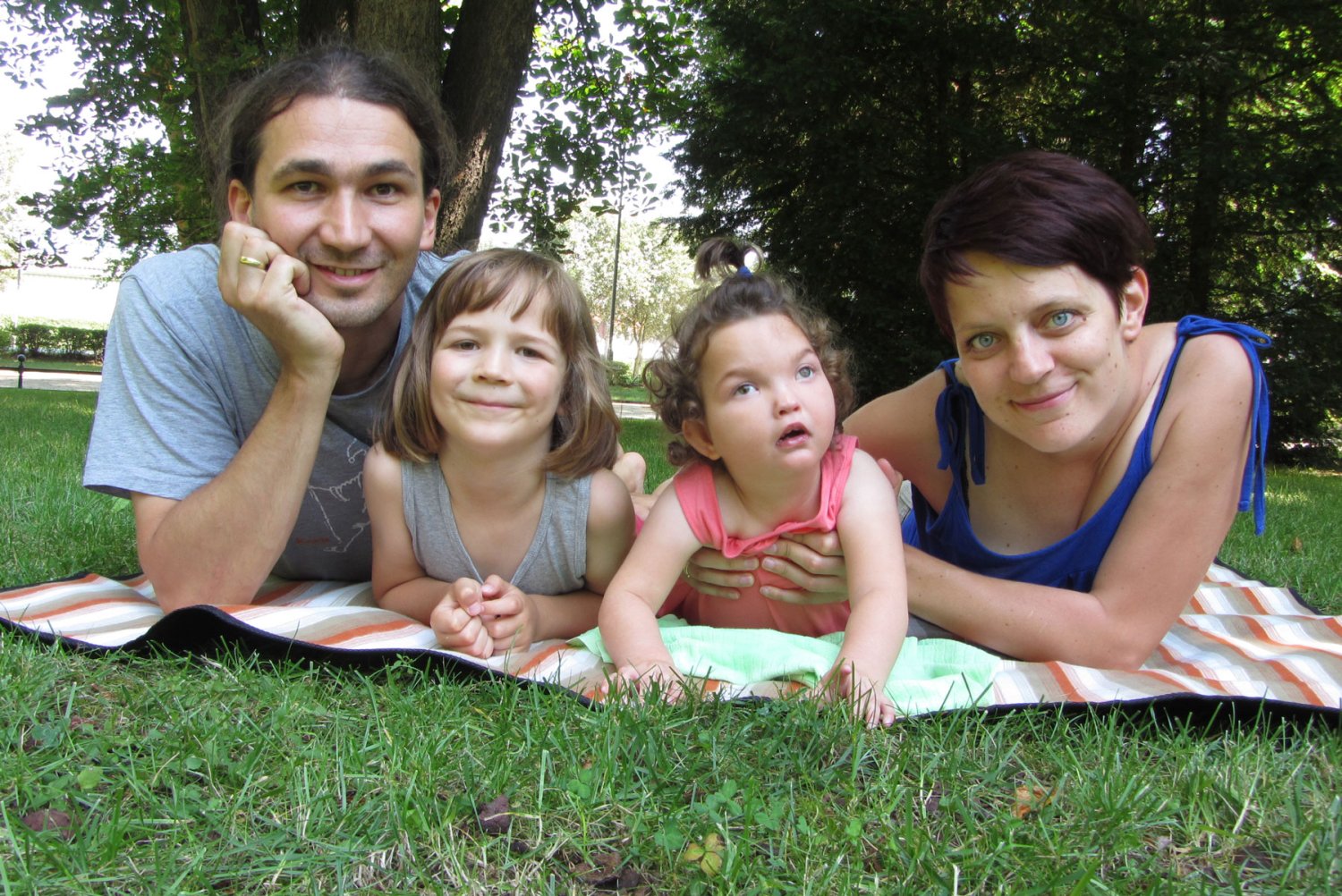 Zuzia z rodziną na wakacjach w Polanicy. Od lewej tata Marcin, brat Jaś, Zuzia i mama Marta