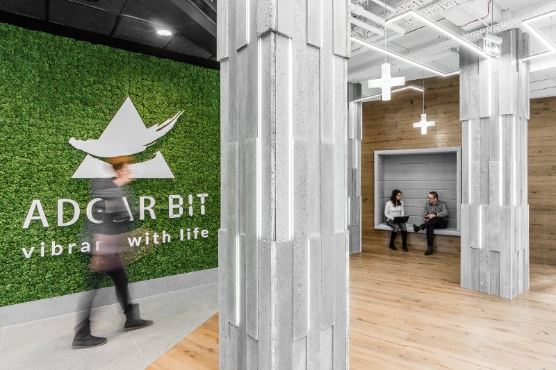 Adgar Poland, długoterminowy inwestor, który jest także właścicielem i zarządcą biurowców na Biznesowym Mokotowie, z których wszystkie posiadają certyfikaty środowiskowe LEED EBOM na poziomie Gold. Niedawno otrzymały je obiekty Adgar Wave i Adgar Bit