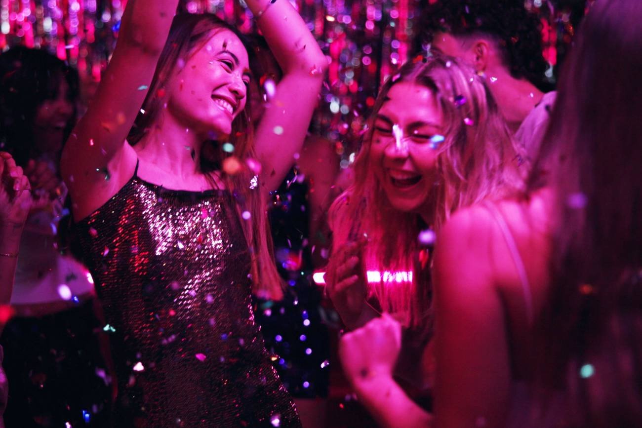 Jak ubrać się na Sylwestra? Cekinowe "party shorty" będą hitem