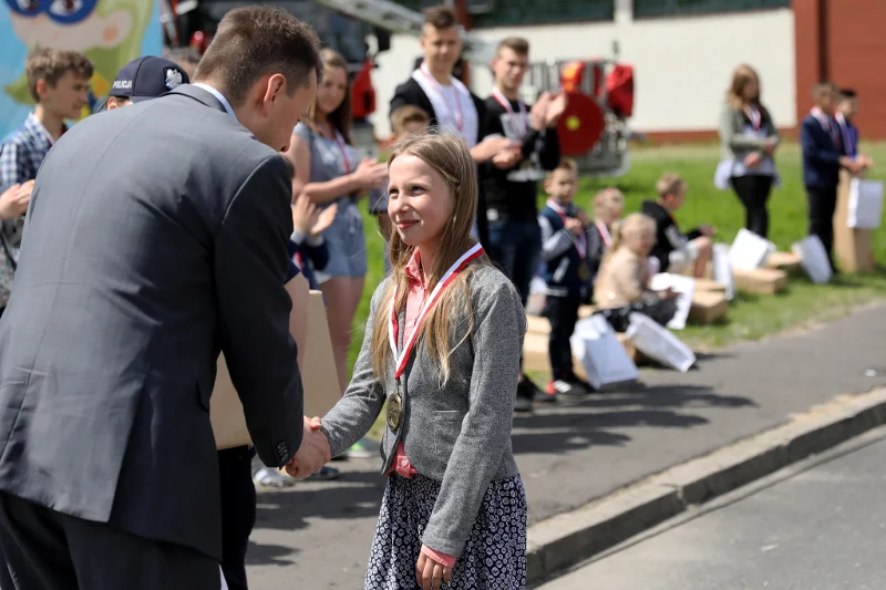 Antonina  Martuszewska, uczennica  Szkoły Podstawowej nr 11 w Elblągu, która uratowała życie swoim bliskim, odbiera z rąk ówczesnego Ministra Spraw Wewnętrznych i Administracji medal Młody Bohater