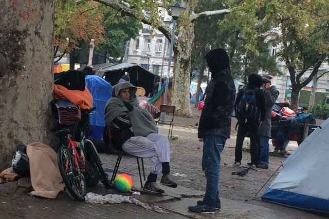 Prowizoryczny obóz uchodźców w parku w Belgradzie.