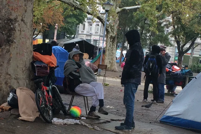 Prowizoryczny obóz uchodźców w parku w Belgradzie.