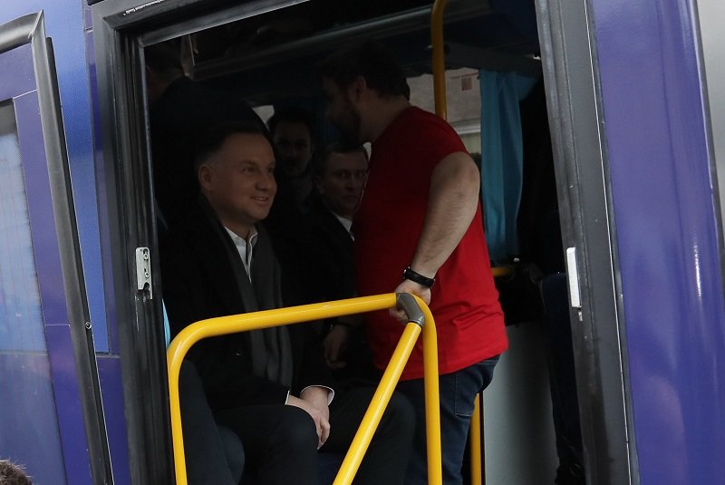 Andrzej Duda pokazał zdjęcie z "DudaBusa". Pojawił się w nim dozownik z płynem do higieny.