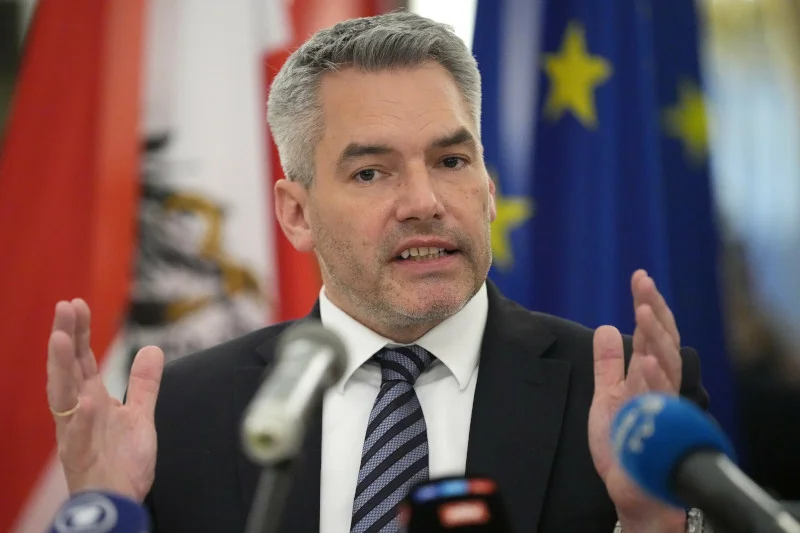 Kanclerz Austrii Karl Nehammer sprzeciwiał się szybkiej akcesji Ukrainy do UE. Komisja Europejska wydała opinię.