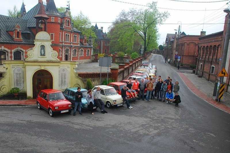 Zlot miłośników Fiata 126p zorganizowany przez Klub Rezerwa 126p.