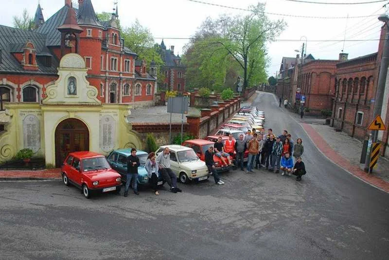Zlot miłośników Fiata 126p zorganizowany przez Klub Rezerwa 126p.
