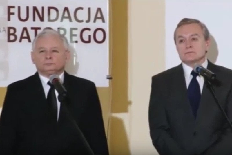 Jarosław Kaczyński nie zawsze wojował z organizacjami pozarządowymi. Gdy jeszcze był w opozycji, bardzo cenił Fundację Batorego korzystającą z funduszy Sorosa (2013).