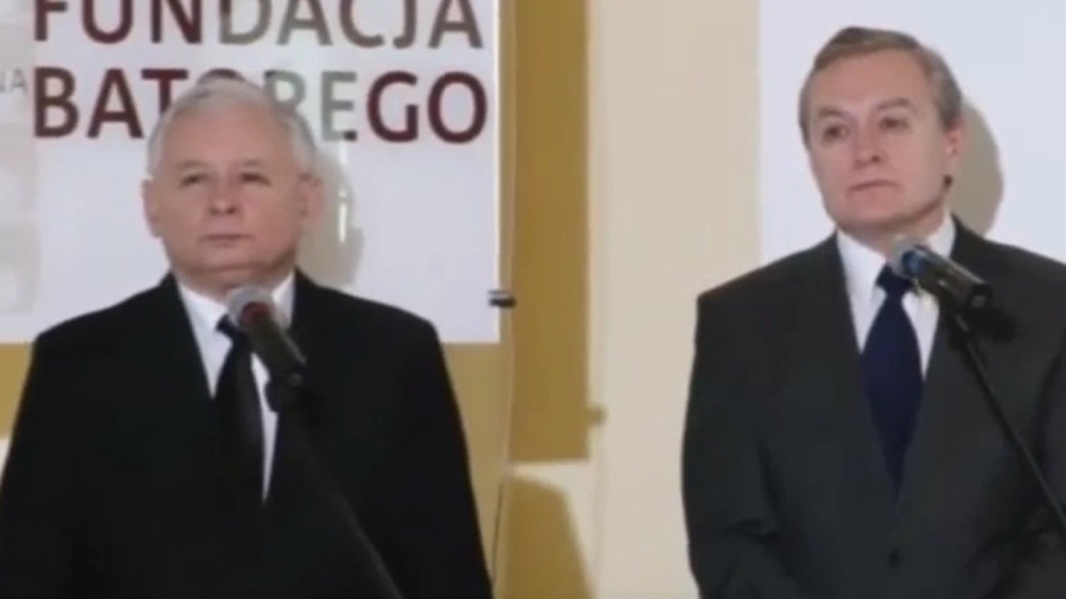 Jarosław Kaczyński nie zawsze wojował z organizacjami pozarządowymi. Gdy jeszcze był w opozycji, bardzo cenił Fundację Batorego korzystającą z funduszy Sorosa (2013).