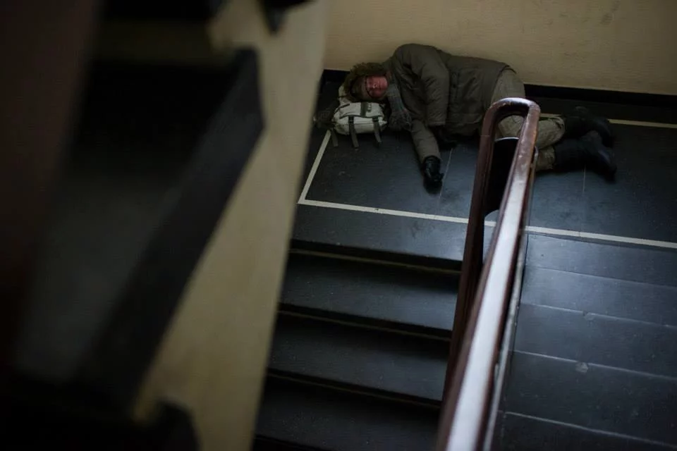 "Projekt bezdomny". Paweł Aksamit śpiący na klatce schodowej.