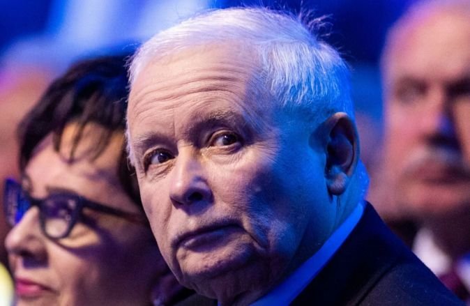 Jarosław Kaczyński nie ma powodów do zadowolenia po nowym sondażu Kantara, który częściowo wykonano już po ogłoszeniu obietnic wyborczych PiS, w tym 800 plus.